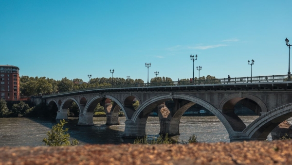 Vue panoramique du pont Saint-Pierre traversant la Garonne à Toulouse France pour aller vers andorre